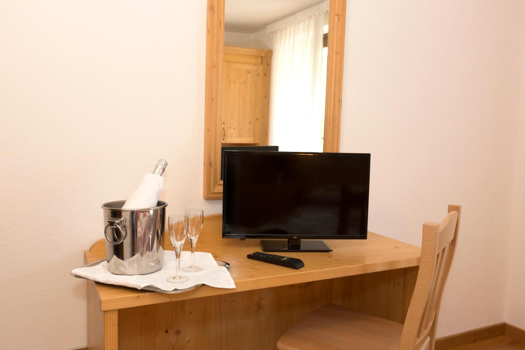 Hotel Cima Tosa San Lorenzo Dorsino Kamer foto